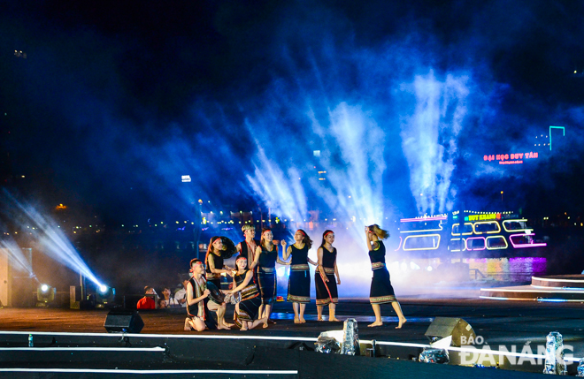 An exciting mashup, that combined the songs namely ‘A Tinh Nuong Xuong Pho’ and ‘Chuyen Tinh Thao Nguyen’, to be performed by artistes from Da Nang’s Trung Vuong Theatre