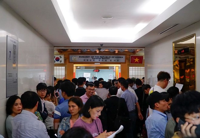 An office of the RoK Embassy in Hanoi is crowded with applicants for visas in mid-April (Photo: VNA)