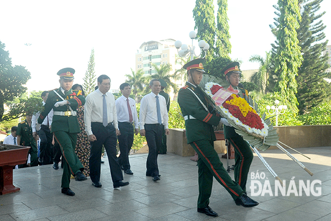The city leaders laying wreaths at the 2 September Peace Monument before attending the opening ceremony of the session