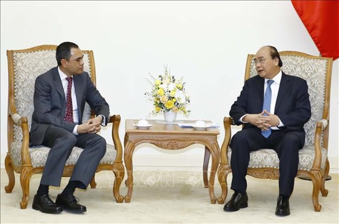 Prime Minister Nguyen Xuan Phuc (right) and Ambassador of Malaysia M. Zamruni Khalid (Photo: VNA)