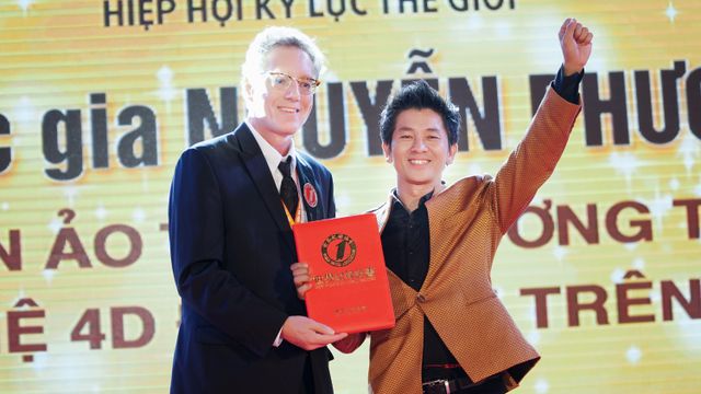 Magician Nguyen Phuong has set a new world record with the first interactive Led 4D magic performance with a variety of effects. — Photos dantri.com Read more at http://vietnamnews.vn/life-style/522459/popular-magician-sets-another-world-record.html#rL7lp9pDeberQlvd.99