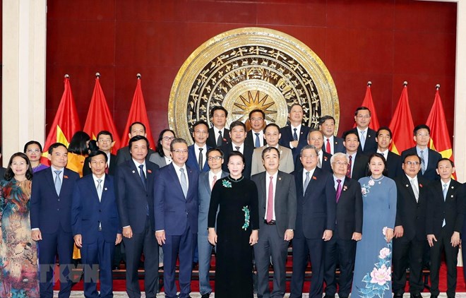 National Assembly Chairwoman Nguyen Thi Kim Ngan (black long dress) and representatives of the Vietnamese community in China (Source: VNA)