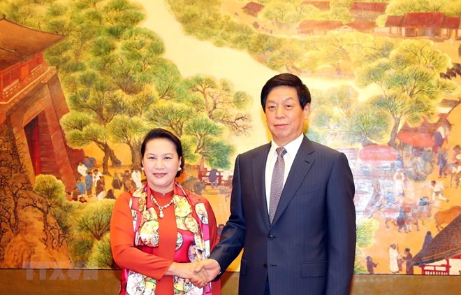 NA Chairwoman Nguyen Thi Kim Ngan (L) and NPC Chairman Li Zhanshu at the talks (Photo: VNA) 