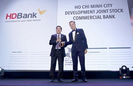A representative from HDBank receives the award (Source: VPG)