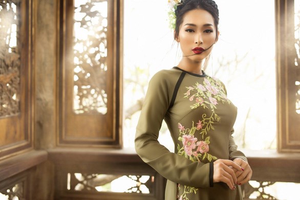Miss Vietnam Beauty International 2016 Quynh Thy wears an ao dai in the Xuan Thi collection (Photo courtesy of the designer)