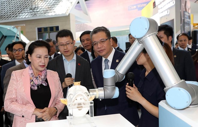 Chairwoman of the Vietnamese National Assembly Nguyen Thi Kim Ngan (first from left) visits the Zhongguancun Exhibition Centre (Source: VNA) 