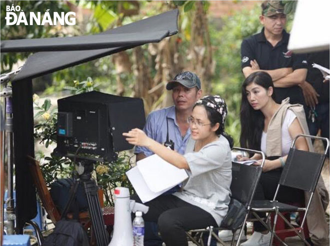 Chị Nguyễn Thị Hoa (ngoài cùng, phải) làm trợ lý đạo diễn cho phim “Trả giá”.