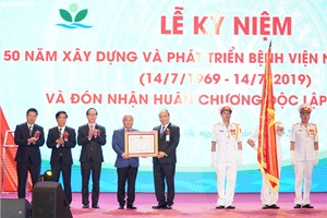 Thủ tướng Nguyễn Xuân Phúc trao Huân chương Độc lập hạng Nhì cho BV Nhi Trung ương. Ảnh VGP/Quang  Hiếu