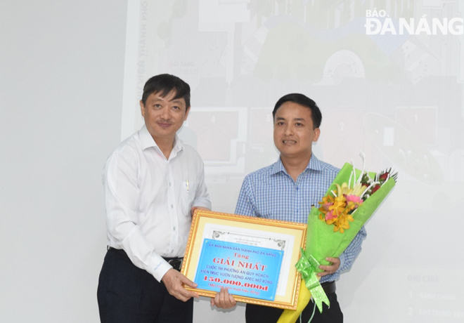  Vice Chairman of the municipal People’s Committee Dang Viet Dung (left) presenting the first prize to the Da Nang-based Green City Consulting and Designing Construction Limited Company