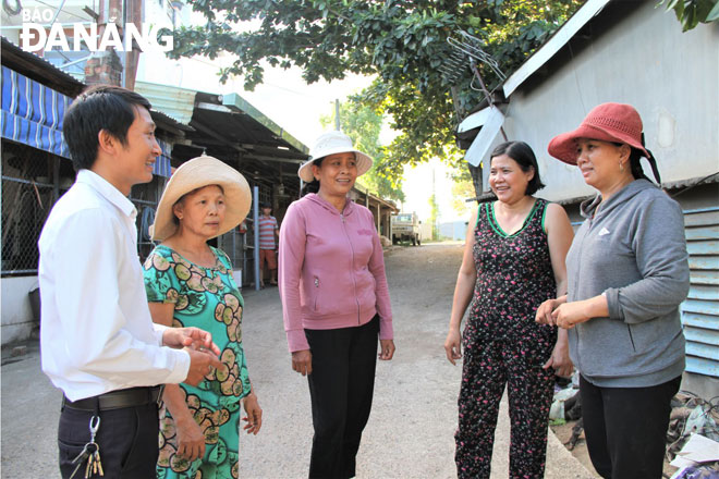 Bà Đinh Thị Tiền (giữa), Tổ trưởng tổ hòa giải thôn Phú Hòa 1 thường xuyên gặp gỡ, nắm bắt tâm tư, nguyện vọng, hòa giải sự việc khi dân cần.