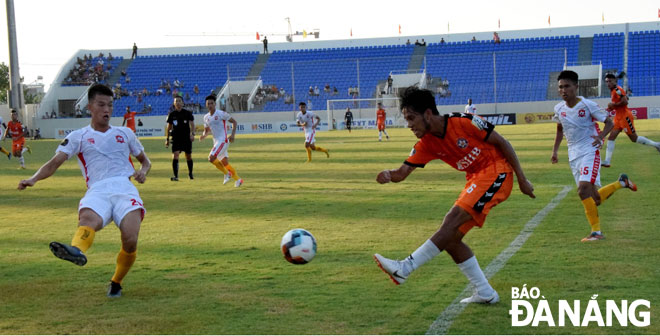 SHB’s midfielder Dang Anh Tuan (in orange)