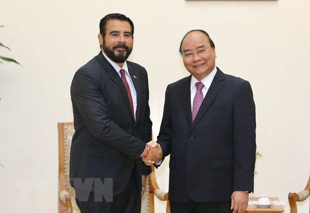 Prime Minister Nguyen Xuan Phuc (R) and Panamanian Ambassador Servio S. Samudio (Photo: VNA)