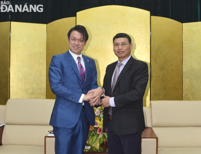 Vice Chairman of Da Nang People's Committee Ho Ky Minh (right) receiving General Director of Mikazuki Group Yoshimune Odaka