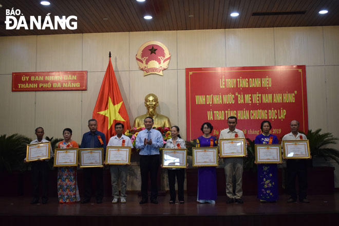 Bí thư Thành ủy Trương Quang Nghĩa trao tặng danh hiệu vinh dự Nhà nước “Bà mẹ Việt Nam Anh Hùng” cho người thân của các Mẹ Việt Nam Anh Hùng. Ảnh: THANH SƠN