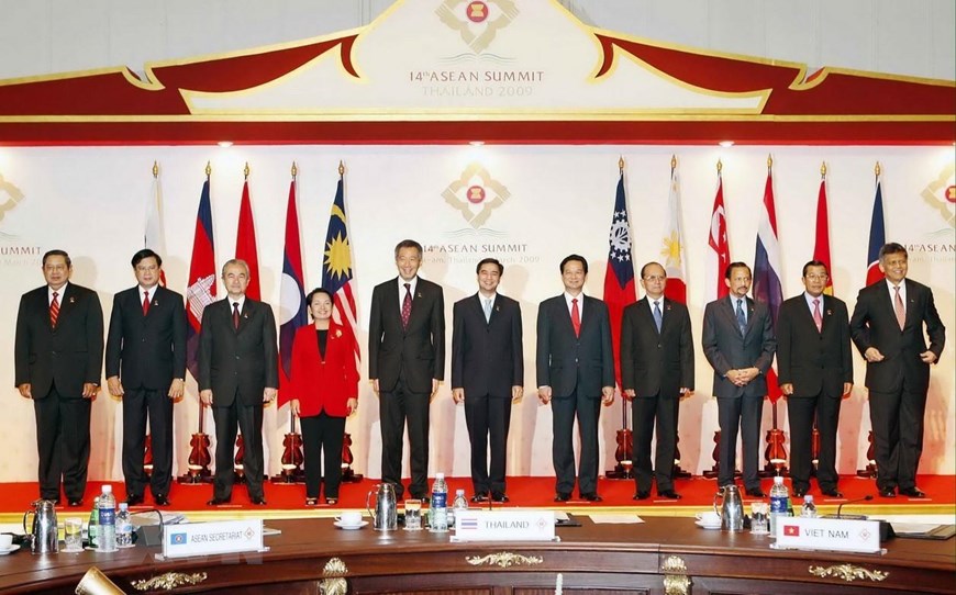 Thủ tướng Nguyễn Tấn Dũng (thứ năm, từ phải sang) và các Trưởng đoàn tại Lễ khai mạc Hội nghị Cấp cao ASEAN lần thứ 14 ở Hua Hin (Thái Lan), ngày 29-2-2009. (Ảnh: Đức Tám/TTXVN)
