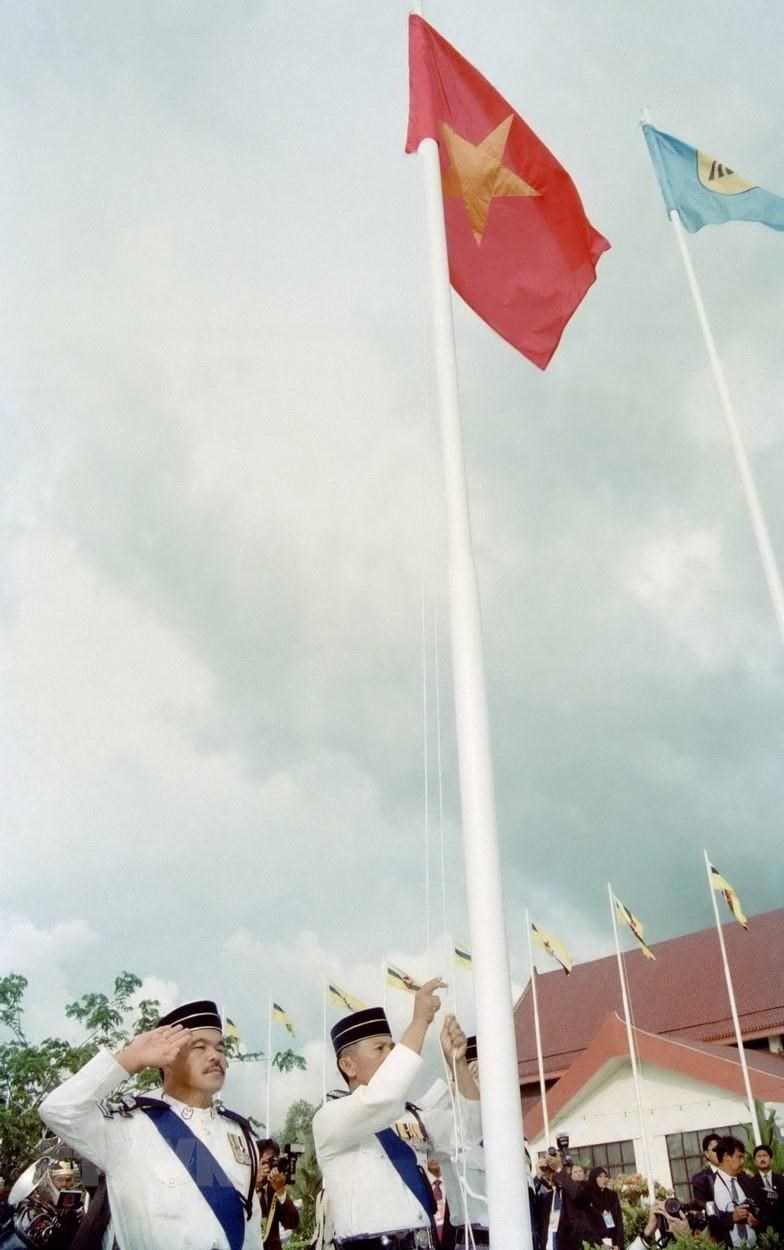 Nghi thức thượng cờ tại Lễ kết nạp Việt Nam là thành viên chính thức thứ bảy của Hiệp hội các Quốc gia Đông Nam Á (ASEAN), chiều 28-7-1995, tại Thủ đô Bandar Seri Begawan (Brunei). (Ảnh: Trần Sơn/TTXVN)