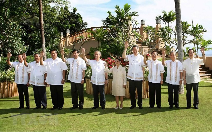 Thủ tướng Nguyễn Tấn Dũng (ngoài cùng, bên phải) và các Trưởng đoàn tại Hội nghị Cấp cao ASEAN lần thứ 12 ở Cebu, Philippines, chiều 13-1-2007. (Ảnh: Đức Tám/TTXVN)