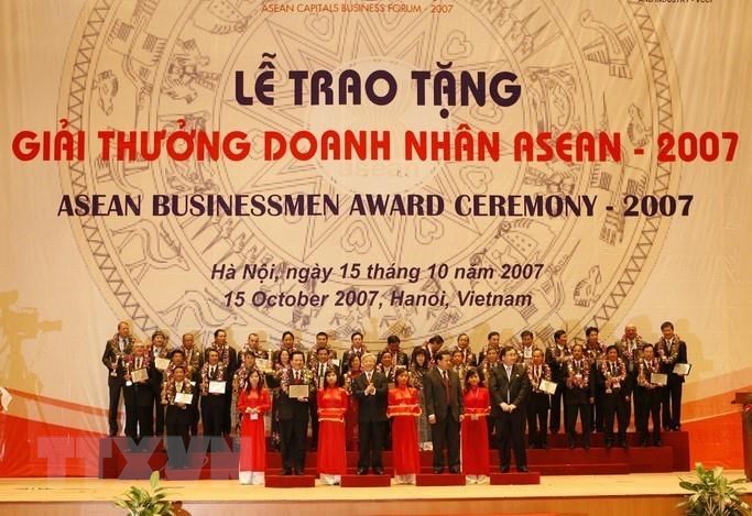 Lễ trao Giải thưởng Doanh nhân ASEAN 2007 tại Trung tâm Hội nghị quốc gia (Hà Nội), tối 15-10-2007. (Ảnh: Trí Dũng/TTXVN)