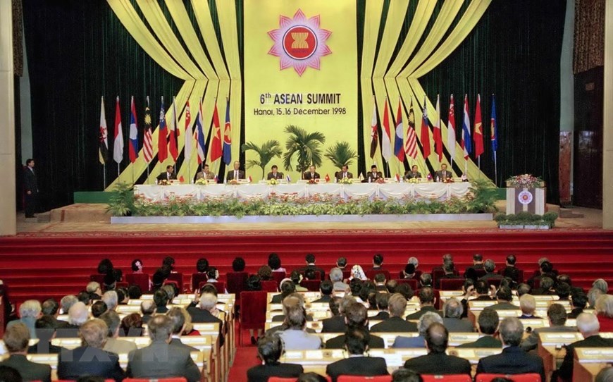 Phiên khai mạc Hội nghị Cấp cao ASEAN lần thứ 6, ngày 15-12-1998, tại Hà Nội. Ảnh: Cao Phong/TTXVN)