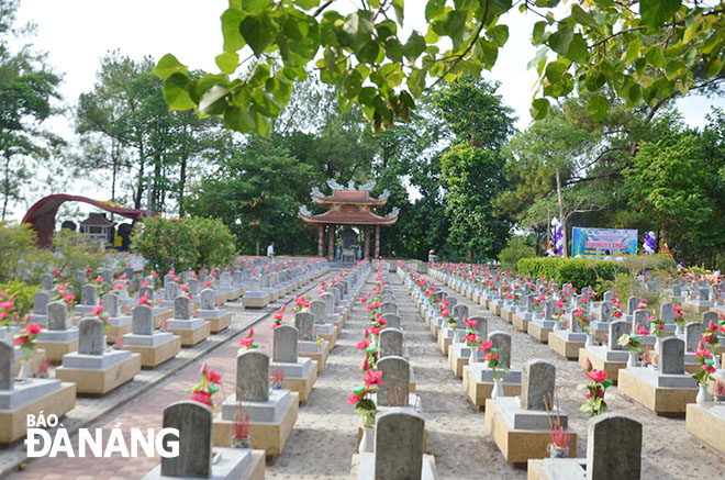 Nghĩa trang liệt sỹ Trường Sơn tọa lạc trên khu đồi Bến Tắt, thuộc địa phận xã Vĩnh Trường, huyện Gio Linh.