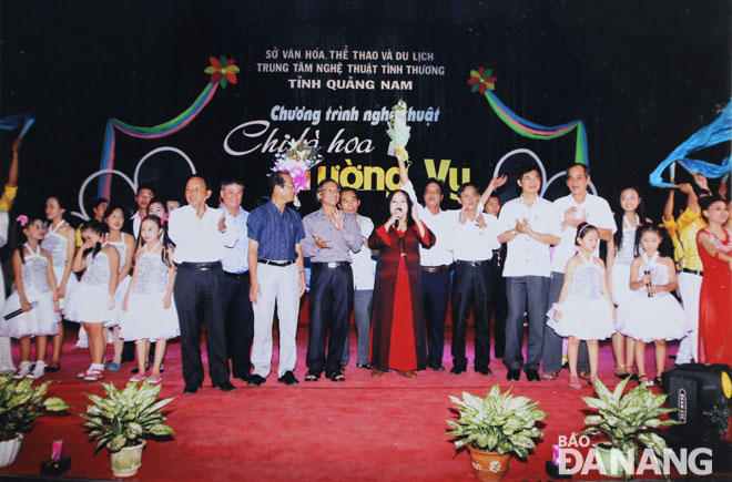NSND Tường Vy (giữa) tại Chương trình nghệ thuật “Chị là hoa Tường Vy” tổ chức tại Tam Kỳ, Quảng Nam, tháng 8-2014.