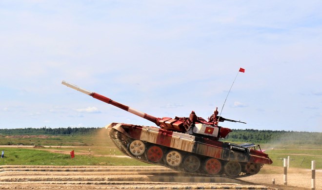 The Vietnamese tank competes in the semi-final round of Group 2 of the“Tank biathlon” event (Photo: VNA)