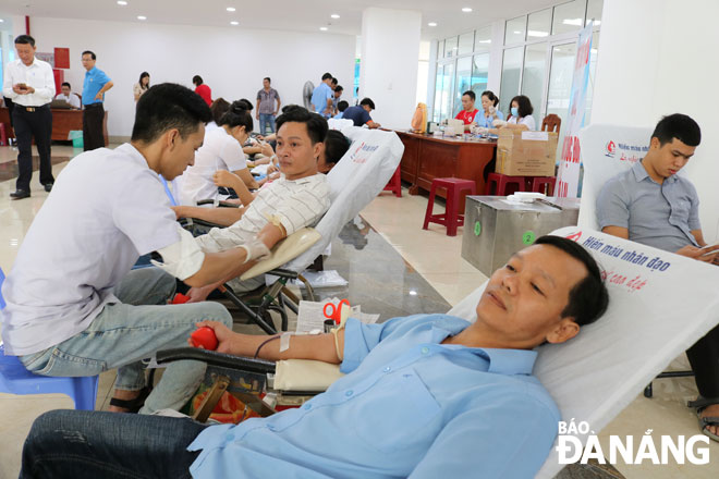 Tran Van Thong, a worker from the Hoa Tho Textiles and Garments Corporation is seen donating his blood