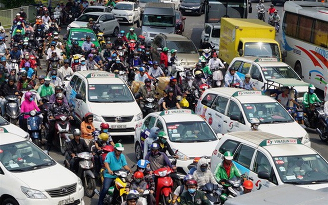 Traffic jam on Truong Son Street leading to HCM City’s Tan Son Nhat Airport