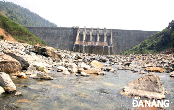 The Dak Mi 4 hydropower reservoir has released water at a daily capacity of 25 m3/s in order to push salinity out of the Cau Do River.