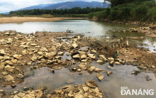 Trưa 24-8, nước sông Vu Gia tại đoạn trước cửa sông Quảng Huế đã cạn nước sau 2 ngày các hồ thủy điện giảm xả nước. 