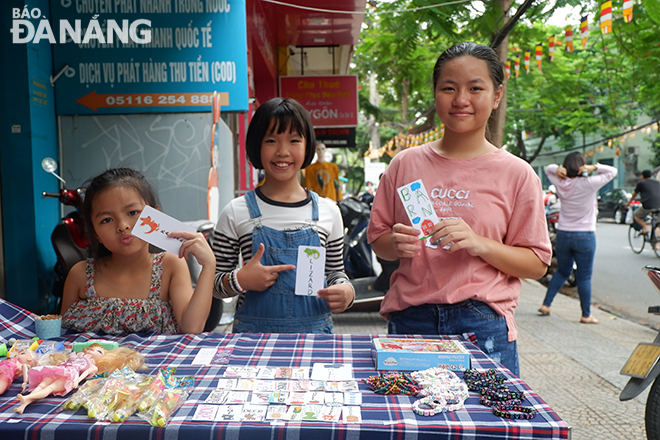 Các bạn nhỏ đến từ Quảng Nam tự làm bookmart để tham gia bán hàng gây quỹ trong chương trình Kids Mart.