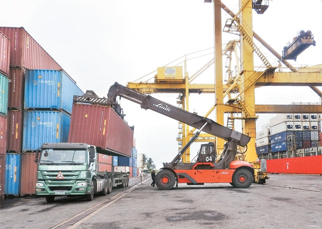 Nhiều container lưu bãi quá hạn tại cảng Tiên Sa