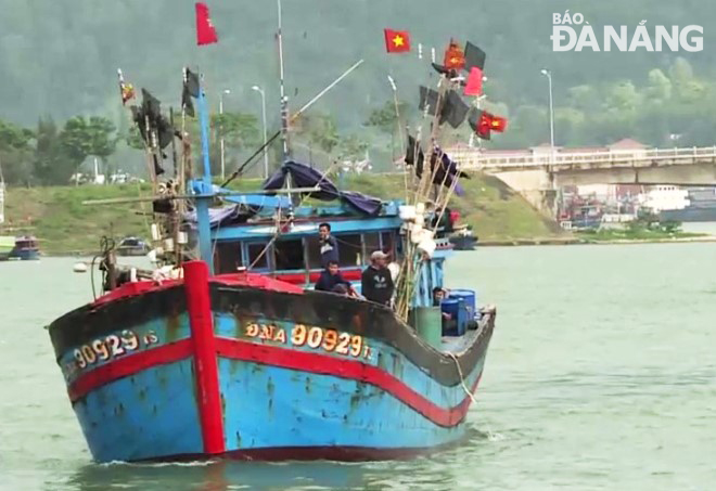 Cứu 9 ngư dân Đà Nẵng bị chìm tàu ở vùng biển Hoàng Sa