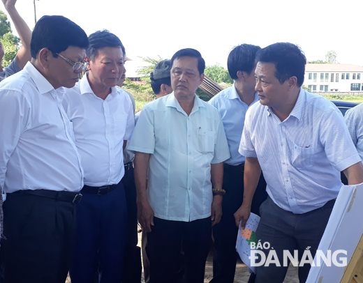 Ông Lương Thạch Vỹ (bìa phải) đang báo cáo tiến độ thi công tuyến đường Hòa Phước- Hòa Khương trọng dịp lãnh đạo Thành ủy kiểm tra tiến độ thi công công trình trọng điểm vào tháng 4-2019.