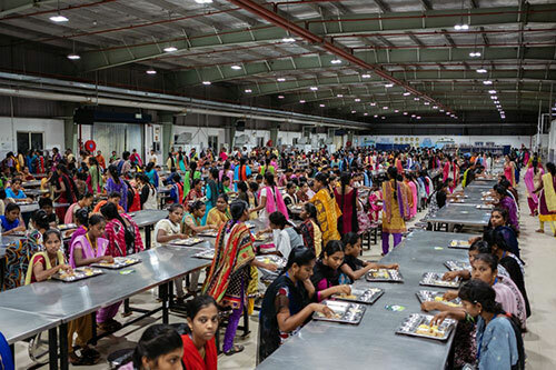 Hàng nghìn nữ công nhân tập trung ăn sáng trước khi vào ca làm việc tại nhà máy Foxconn Ấn Độ. Ảnh: Bloomberg.