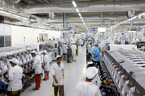 Hơn 90% công nhân là phụ nữ trong các nhà máy của Foxconn tại Ấn Độ. Tuy nhiên, họ được đánh giá là chăm chỉ và tận tụy với công việc. Ảnh: Bloomberg.