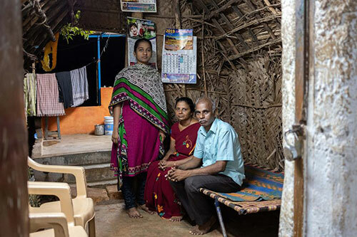 Jennifer Jayadas (trái), cùng cha mẹ tại ngôi nhà hai phòng của họ. Ảnh: Bloomberg