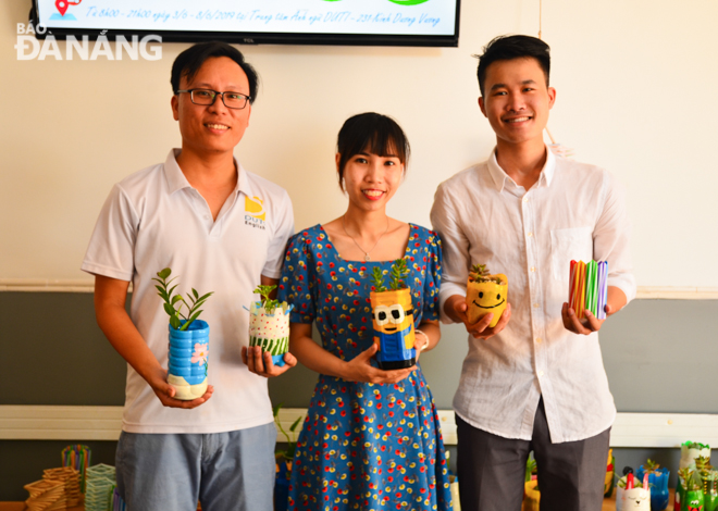 Nguyễn Tiến Danh (trái) cùng một số thành viên dự án