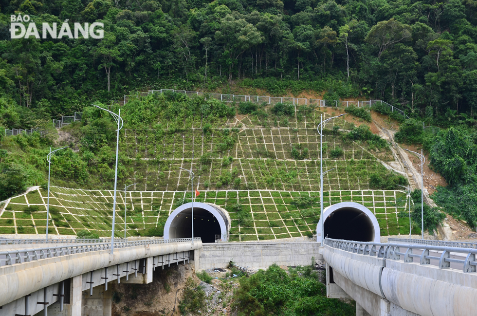 Công trình hầm đôi Mũi Trâu có tổng mức đầu tư gần 1.500 tỷ đồng, do Công ty CP Sông Đà 10 thi công, đây là một trong những hầm đường bộ hiện đại nhất Việt Nam hiện nay. Trong ảnh: Cửa hầm Mũi Trâu hướng từ địa phận tỉnh Thừa Thiên Huế về thành phố Đà Nẵng.