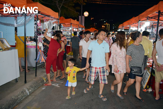 Chợ đêm Sơn Trà, điểm đến hấp dẫn trên tuyến phố “đi bộ” Trần Hưng Đạo - Mai Hắc Đế (quận Sơn Trà).