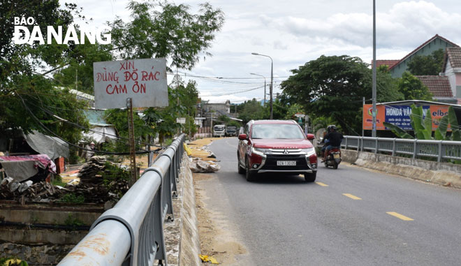 A ‘No Dumping Trash’ sign is placed at the Cam Ly Bridge in Quang Nam province’s Dien Ban Town in order to prevent local residents to thrown rubbish there