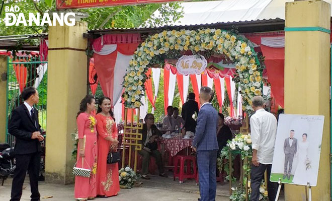 Một đám cưới tổ chức ở Nhà văn hóa thôn Miếu Bông sáng ngày 15-9-2019.  Ảnh: N.H