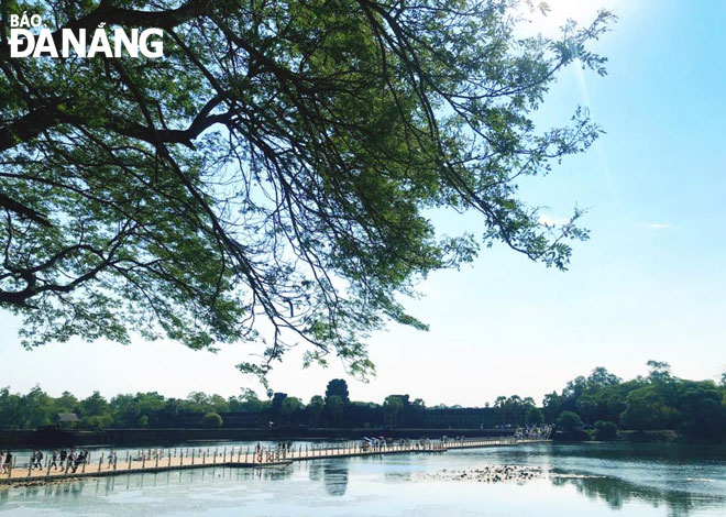 Đến Angkor, du khách ngẩn ngơ trước sự kỳ vĩ của kiến trúc và nét tinh tế trên từng đường nét điêu khắc ở quần thể Angkor.