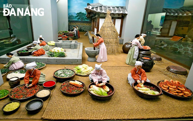 Hình ảnh phục dựng làm kim chi truyền thống tại Bảo tàng Kim chi tại Seoul, Hàn Quốc.