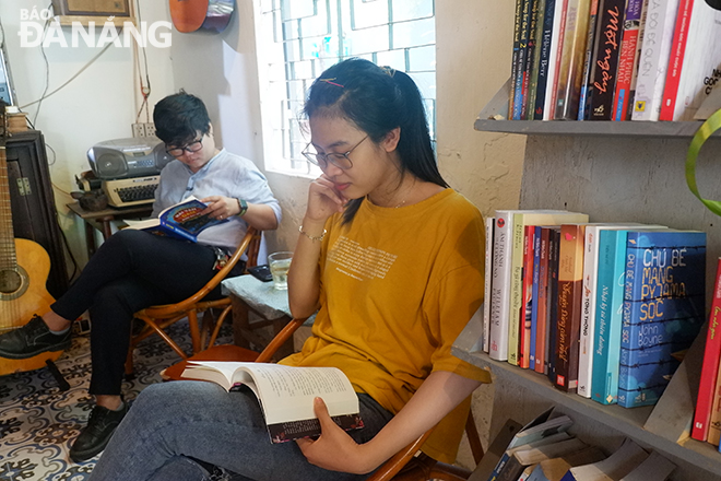 Một vài bạn trẻ đọc sách tại trạm đọc sách miễn phí của Điểm đọc Việt Nam - Đà Nẵng ở quán Lữ.