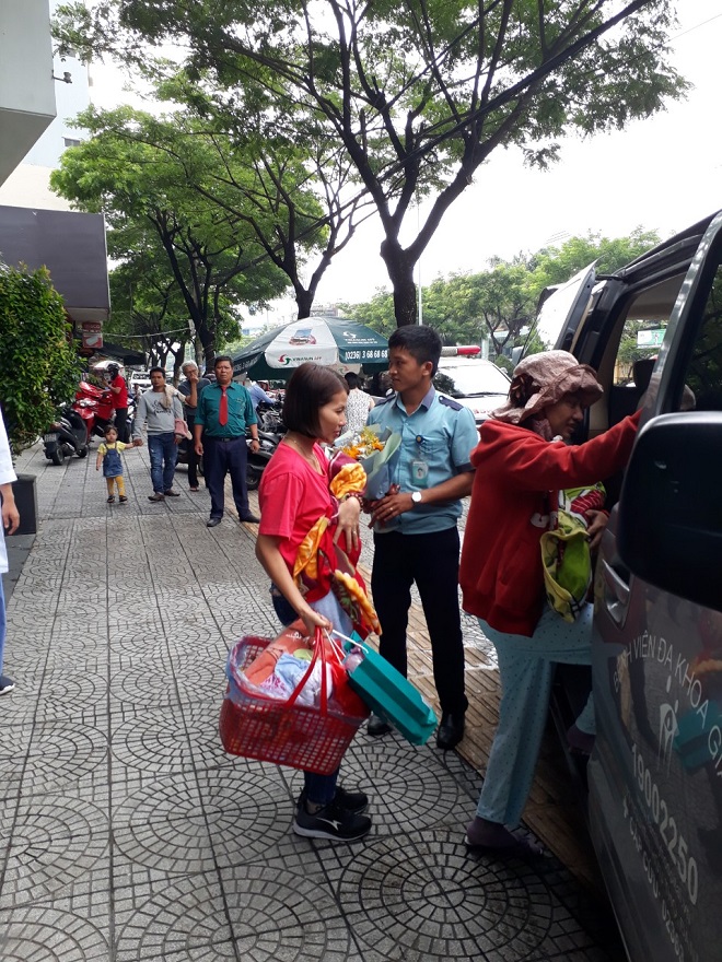 Chuyến xe nghĩa tình do Bệnh viện Đa khoa Gia Đình tài trợ đưa gia đình chị H. về quê nhà Nam Đàn (tỉnh Nghệ An) ngày 23-9-2019.