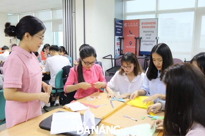 Sự định hướng của những người có kinh nghiệm là rất quan trọng trong việc giúp các bạn trẻ “nghĩ lớn, bắt đầu nhỏ”. Trong ảnh: Một buổi học về khởi nghiệp đổi mới sáng tạo tại Viện Nghiên cứu và Đào tạo Việt - Anh.