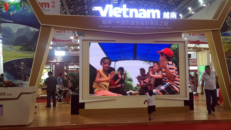 Khu gian hàng thương mại của Việt Nam (khu gian hàng lớn nhất trong các nước ASEAN tham dự Hội chợ) có quy mô 5.000 m2, với 250 gian hàng của 150 doanh nghiệp trưng bày các sản phẩm như nông sản, thực phẩm chế biến, hàng tiêu dùng, đồ gỗ, giày dép…