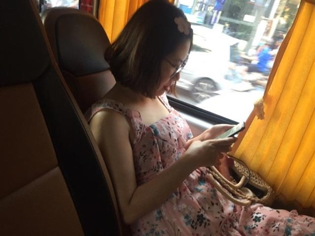 Nguyen Minh Ngoc, a  regular online customer of Lotte Mart, is always with her smartphone. (VNS file photo)