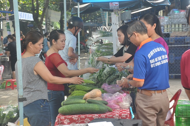 Sản phẩm rau sạch, an toàn Rikolto được bày bán tại góc chợ phiên nông sản chợ Hòa Cường.
